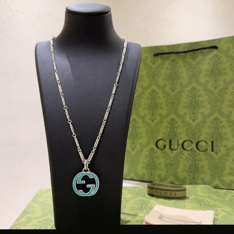 G*u*i necklaces
